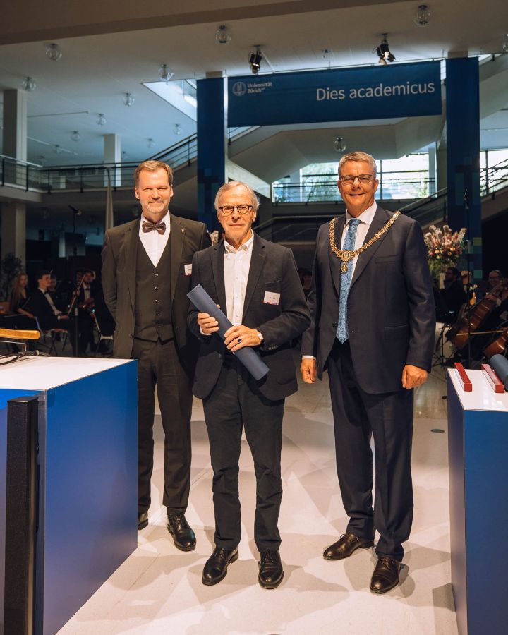 Klaus Merz wird zum Ehrendoktor der Theologischen und Religionswissenschaftlichen Fakultät ernannt.
